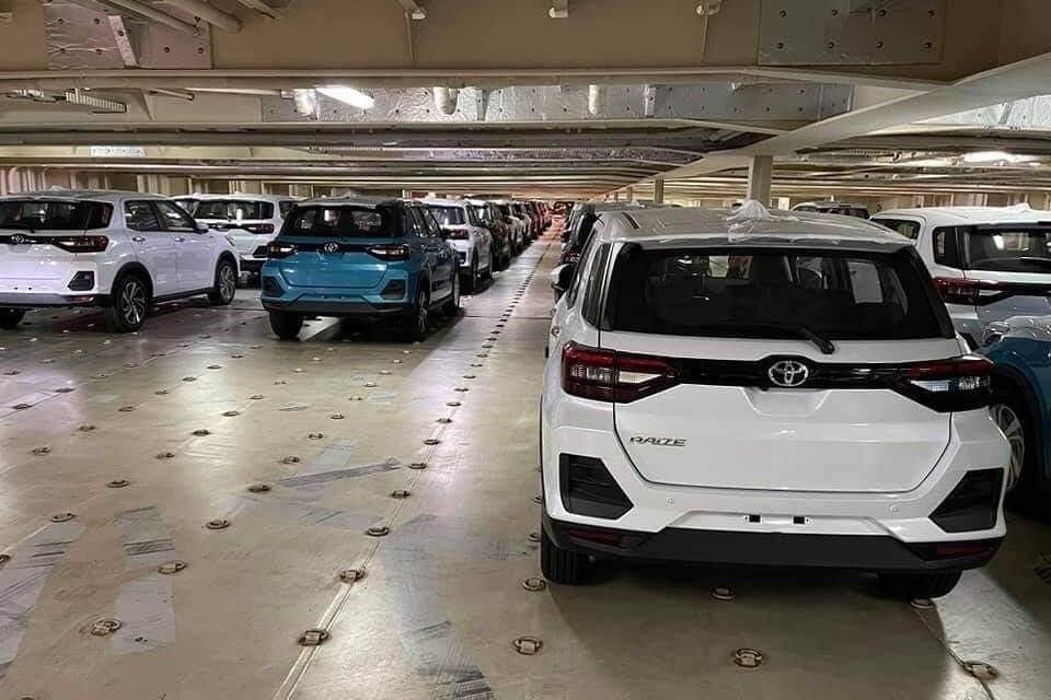 Lô xe Toyota Raize đầu tiên cập bến, số lượng hạn chế, đại lý tăng thêm 30 triệu tiền cọc a2