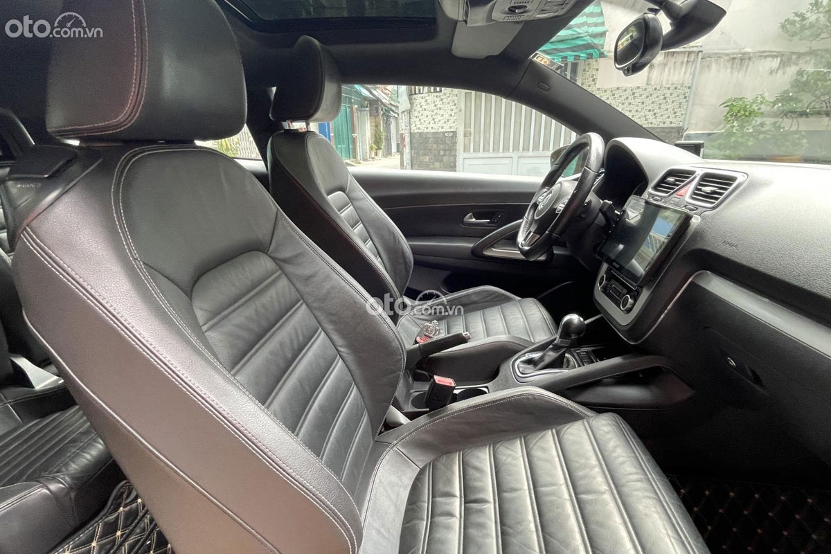 Nội thất Volkswagen Scirocco 2011.
