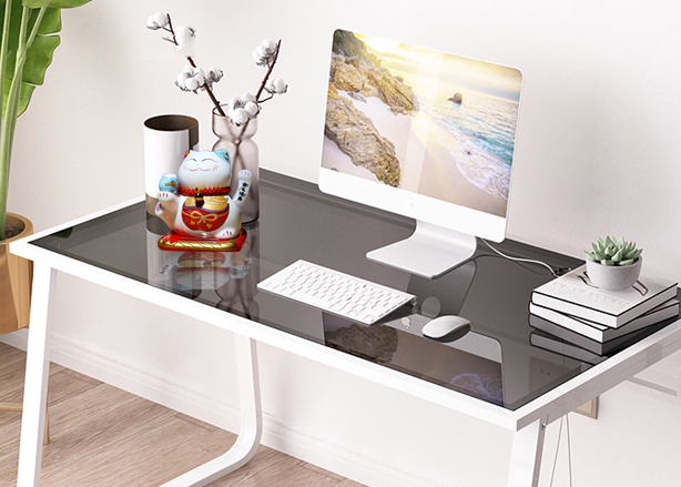 M&egrave;o Thần t&agrave;i đặt tr&ecirc;n b&agrave;n l&agrave;m việc để thu h&uacute;t may mắn, cơ hội ph&aacute;t triển.