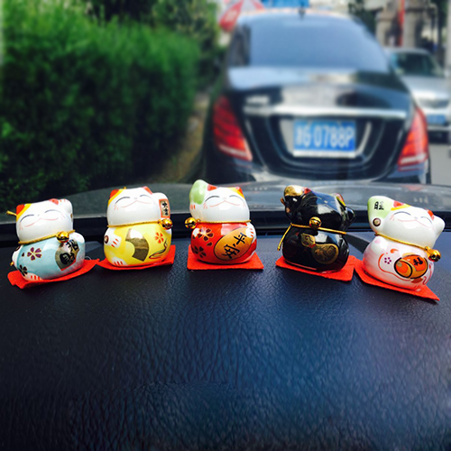 B&agrave;i tr&iacute; m&egrave;o Thần t&agrave;i trong &ocirc; t&ocirc; để cầu b&igrave;nh an, may mắn.