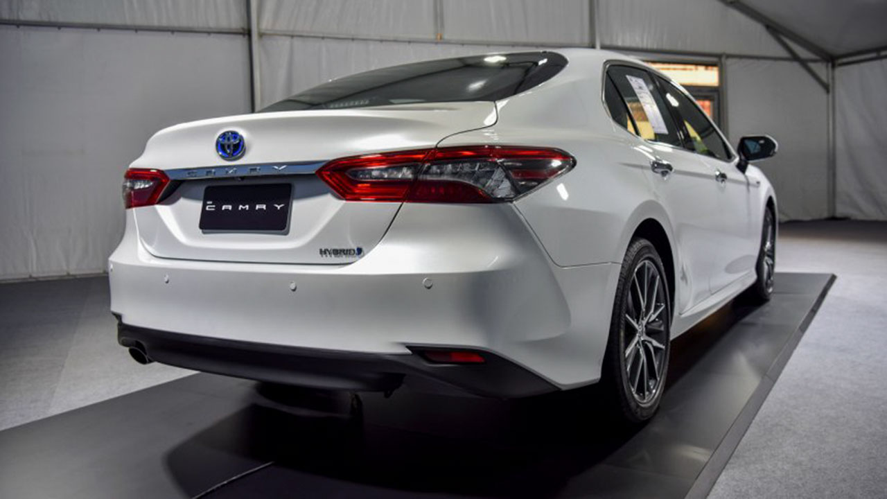 Những sự thay đổi trên Toyota Camry 2022 chủ yếu đến từ phần đầu xe.