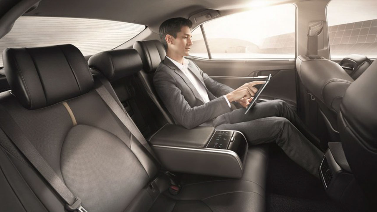 Hàng ghế sau của Toyota Camry luôn được đánh giá cao về sự tiện nghi và rộng rãi.