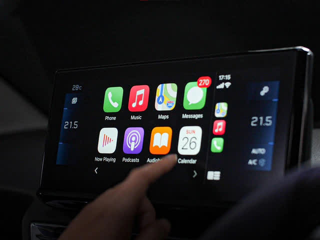 Màn hình giải trí tích hợp Apple CarPlay trên Peugeot 5008.