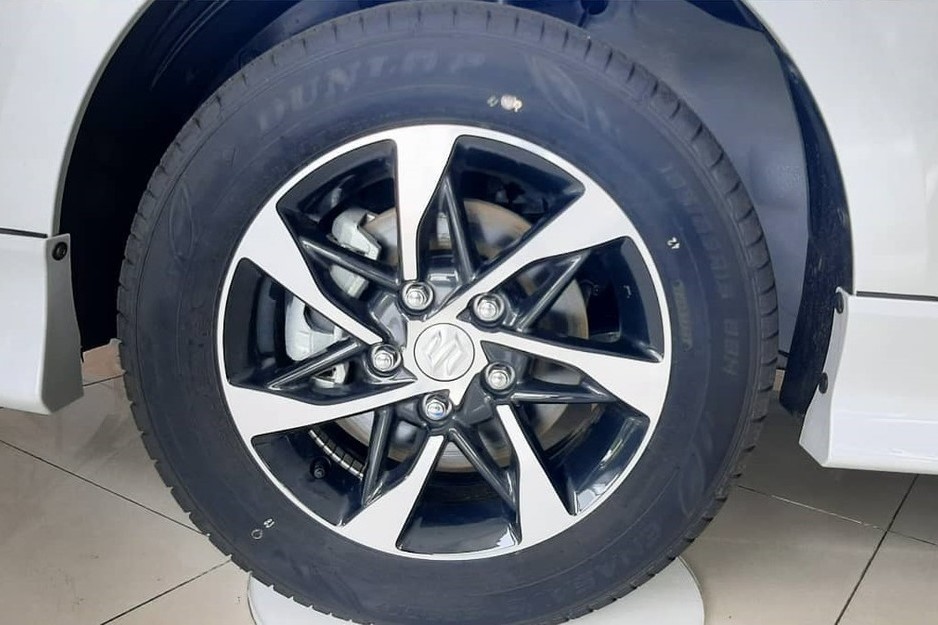 Suzuki Ertiga Sport 2021 tích hợp thêm bộ vành hợp kim phối 2 màu tôn 1