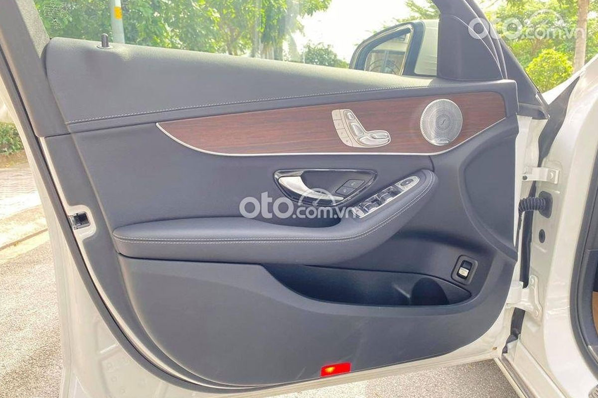 Nội thất xe Mercedes-Benz C200 2019.