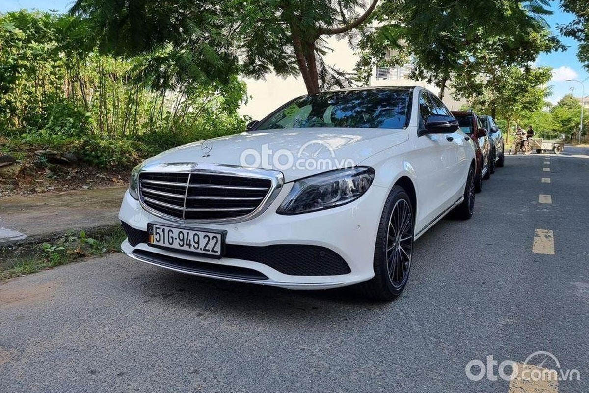 Lăn bánh 2 năm Mercedes-Benz C200 Exclusive vẫn có giá bằng C180 đời mới.