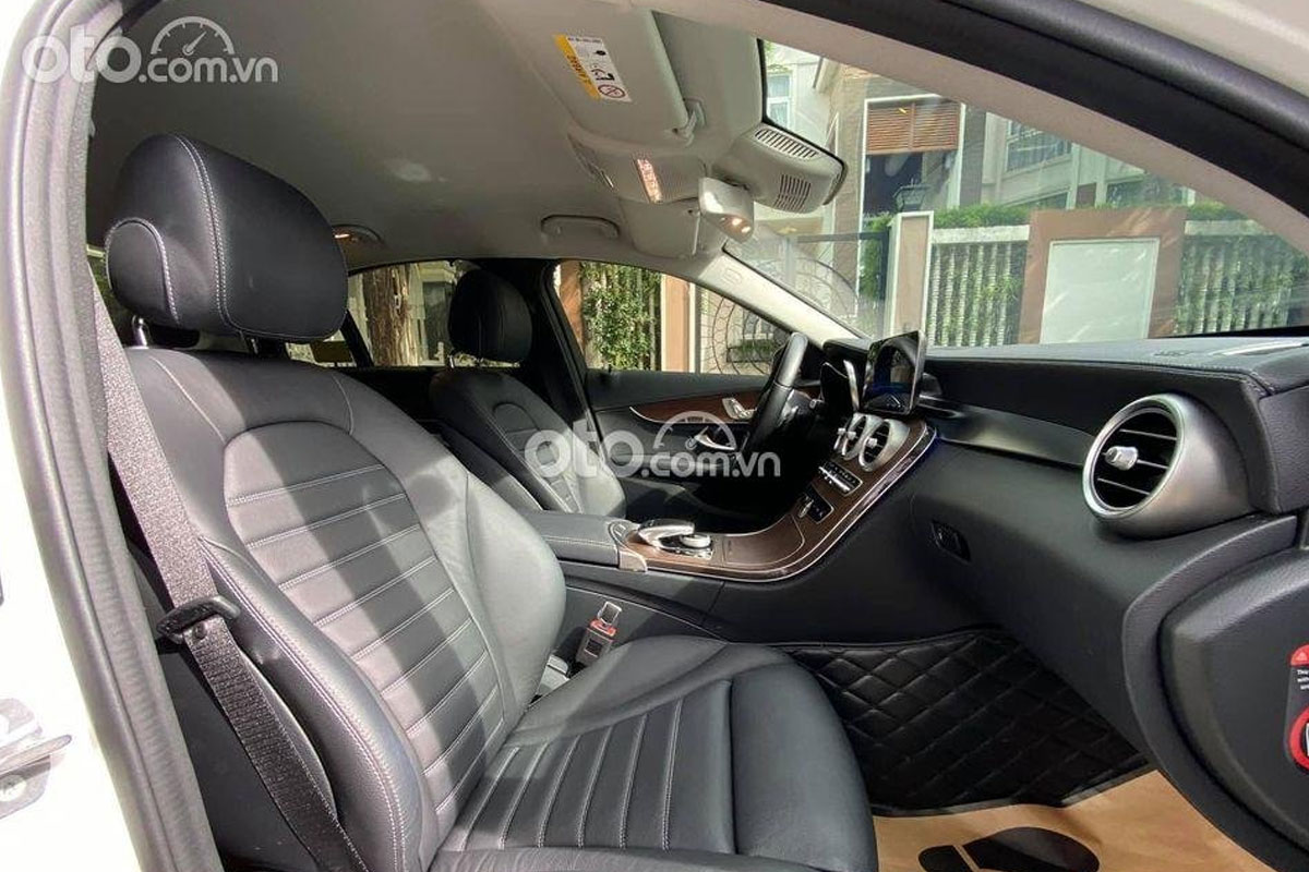 Nội thất xe Mercedes-Benz C200 Exclusive.