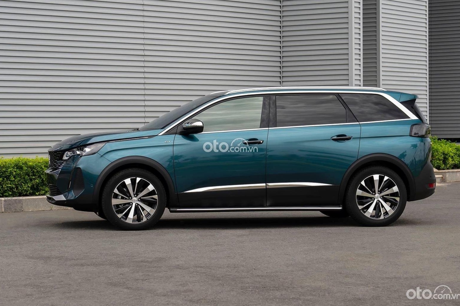 Peugeot 5008 2022 là phiên bản nâng cấp giữa vòng đời (facelift) nên ngoại thất chỉ có một số thay đổi nhỏ 1
