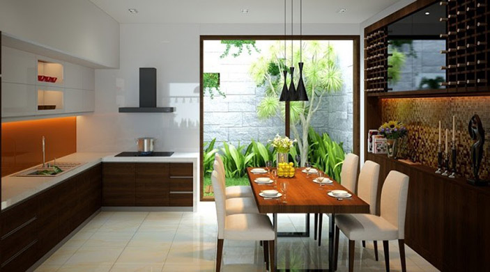 Bếp và phòng ăn kết hợp Không gian bếp, phòng ăn tiện nghi với bảng màu nâu gỗ ấm cúng. Căn phòng có cửa mở ra sân sau xanh mát, đối lưu không khí tốt.