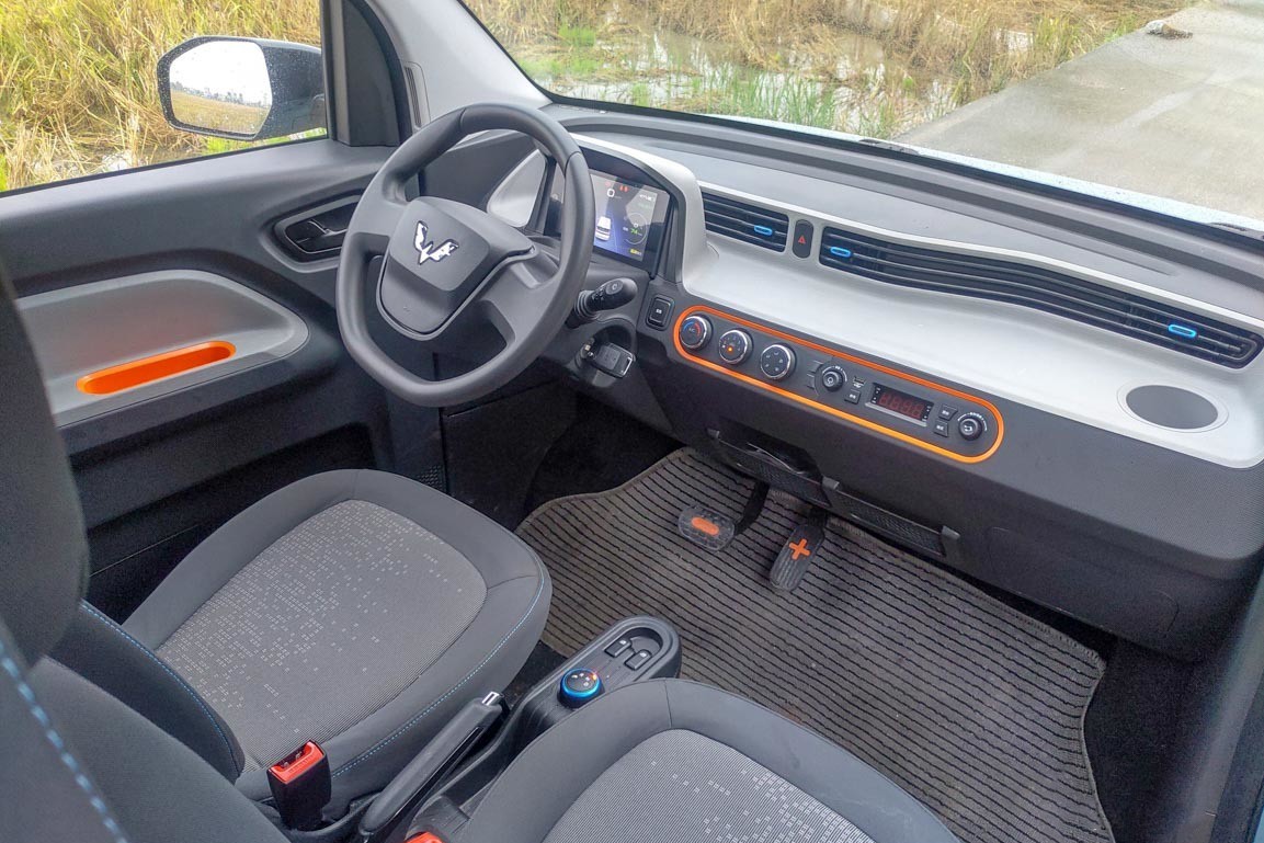 Khoang n&ocirc;̣i th&acirc;́t của Wuling Hongguang Mini EV thi&ecirc;́t k&ecirc;́ đơn giản 1