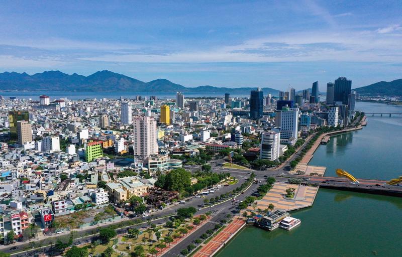 hình ảnh thành phố ven biển, phía sau là núi nhìn từ trên cao