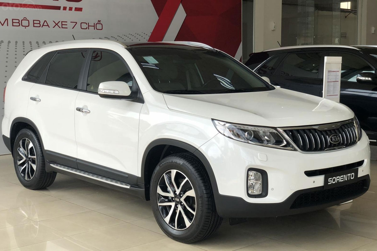 KIA Sorento đời cũ cũng là mẫu xe đáp ứng tốt nhu cầu sở hữu xe gia đình.