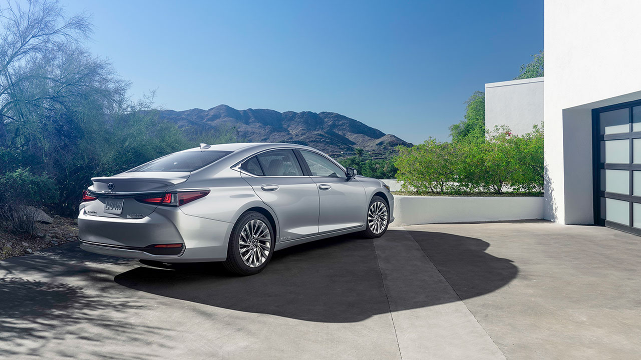 Lexus ES 2022 sẽ là đối thủ đáng gờm của Mercedes-Benz E-Class, BMW 5-Series và Audi A6.