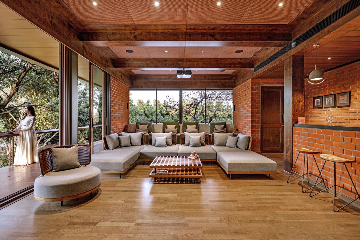 Ph&ograve;ng chiếu phim được trang bị một ghế sofa m&ocirc;-đun h&igrave;nh chữ U v&agrave; h&agrave;ng ghế thứ hai ph&iacute;a sau để chứa nhiều kh&aacute;ch hơn.