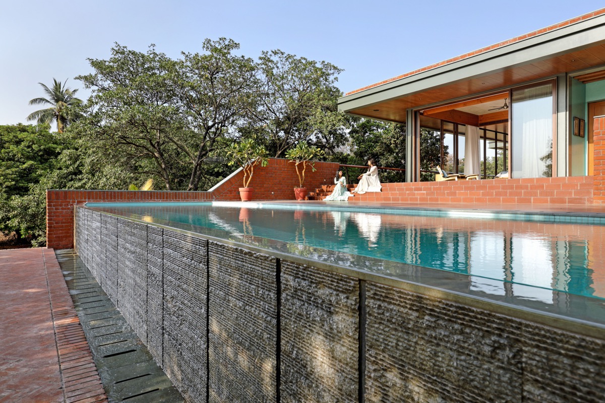 Bể bơi tr&agrave;n với tầm nh&igrave;n thu trọn tầm mắt cảnh quan thi&ecirc;n nhi&ecirc;n.