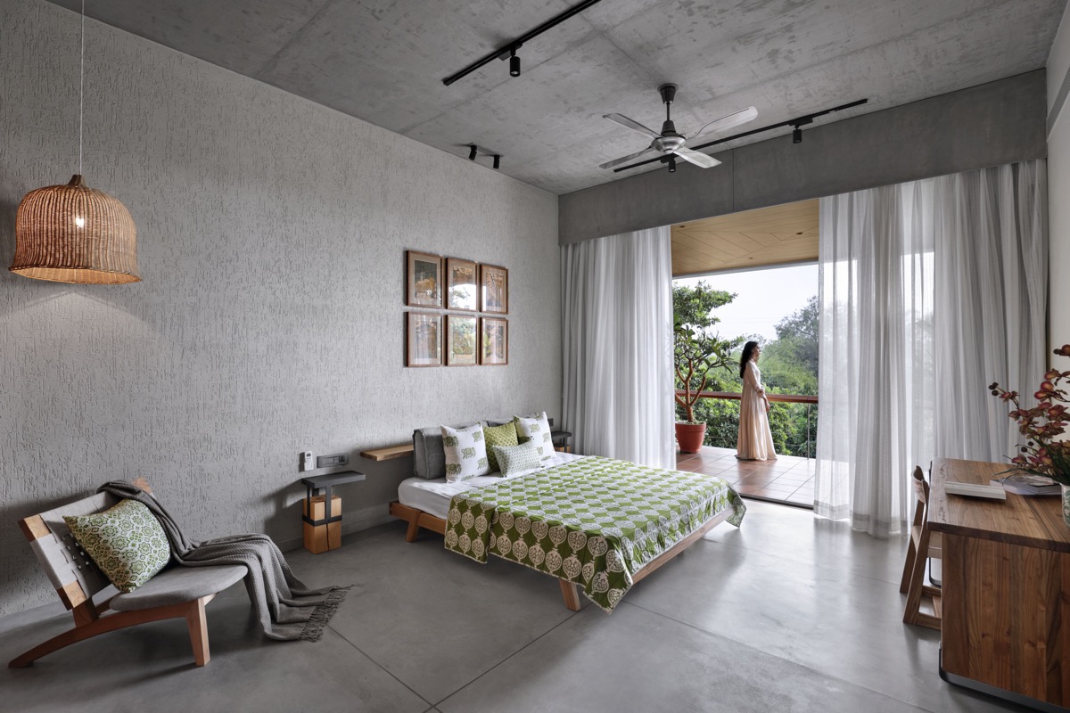 Ph&ograve;ng ngủ d&agrave;nh cho kh&aacute;ch được trang tr&iacute; với c&aacute;c điểm nhấn m&agrave;u xanh l&aacute; c&acirc;y tươi m&aacute;t. Cửa lớn mở ra ban c&ocirc;ng ri&ecirc;ng, nơi c&oacute; tầm view l&yacute; tưởng.