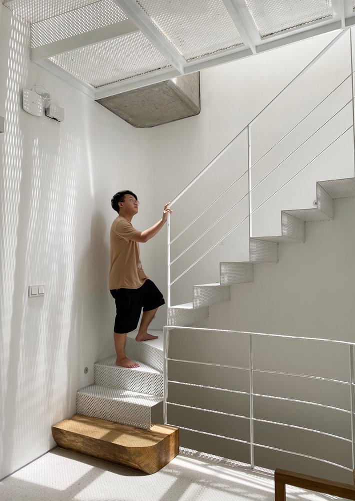 cầu thang thép màu trắng đục lỗ nhỏ