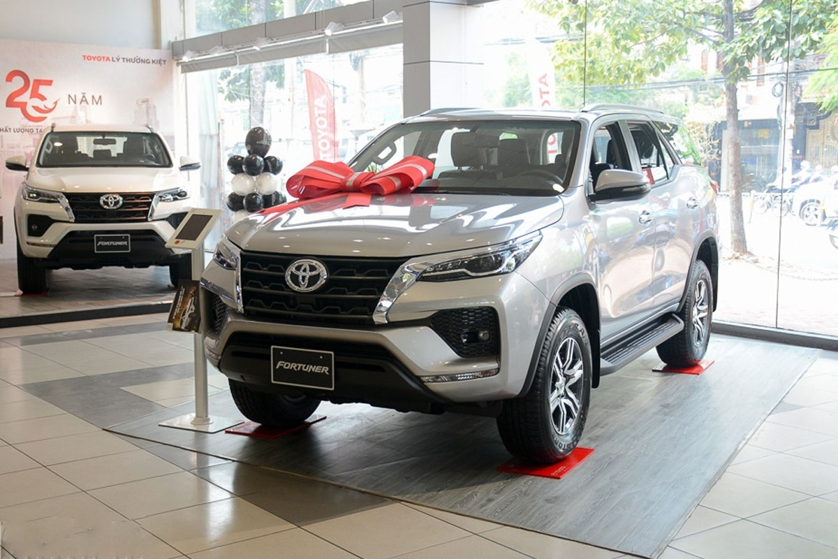 Ph&acirc;n kh&uacute;c SUV 7 chỗ th&aacute;ng 10/2021: Cuộc đua song m&atilde; giữa Ford Everest v&agrave; Toyota Fortuner.