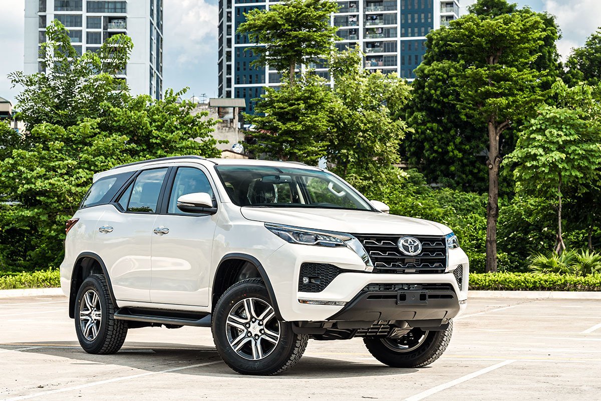 Toyota Fortuner vẫn l&agrave; mẫu &ocirc; t&ocirc; b&aacute;n chạy nhất ph&acirc;n kh&uacute;c SUV 7 chỗ.