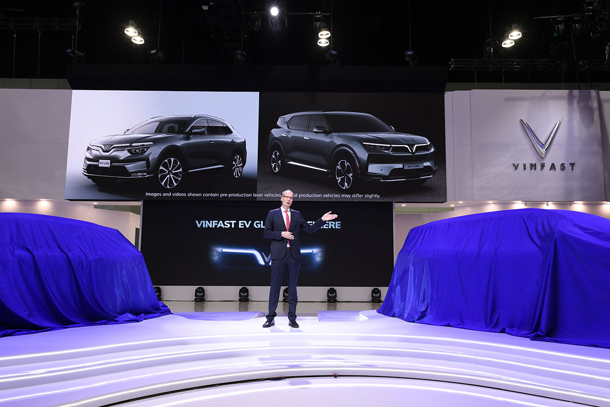 VinFast ra mắt bộ đôi xe điện VF e35 và VF e36 tại triển lãm ô tô Los Angeles 2021.