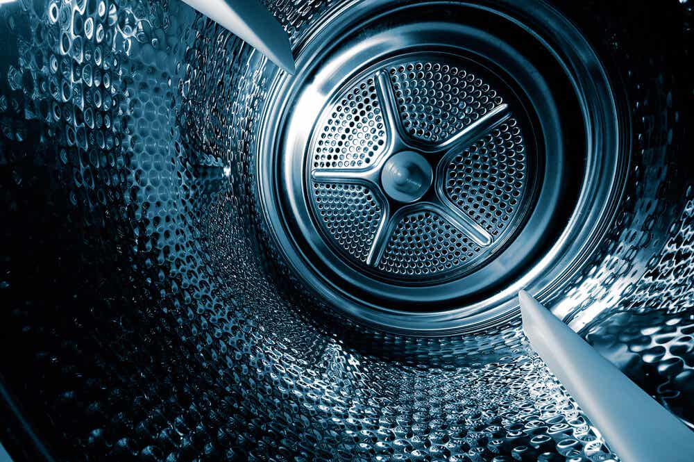 Lồng giặt l&agrave; nơi t&iacute;ch tụ nhiều bụi bẩn, vi khuẩn m&agrave; mắt thường kh&oacute; nh&igrave;n ra.