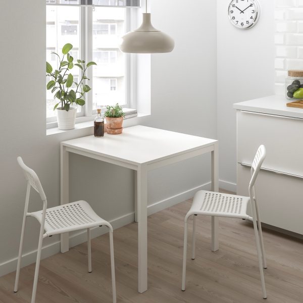 Ghế Ikea phong c&aacute;ch đương đại c&oacute; thể xếp chồng l&ecirc;n nhau. Đ&acirc;y l&agrave; lựa chọn tuyệt vời cho những ai muốn sở hữu kh&ocirc;ng gian bếp đơn giản m&agrave; vẫn mang phong c&aacute;ch tươi mới.