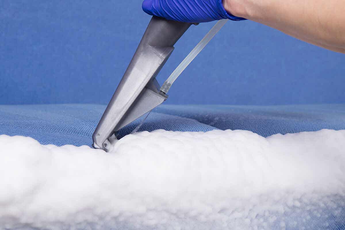 Muối nở, giấm, oxy già là các chất tẩy rửa hiệu quả khi vệ sinh nệm.