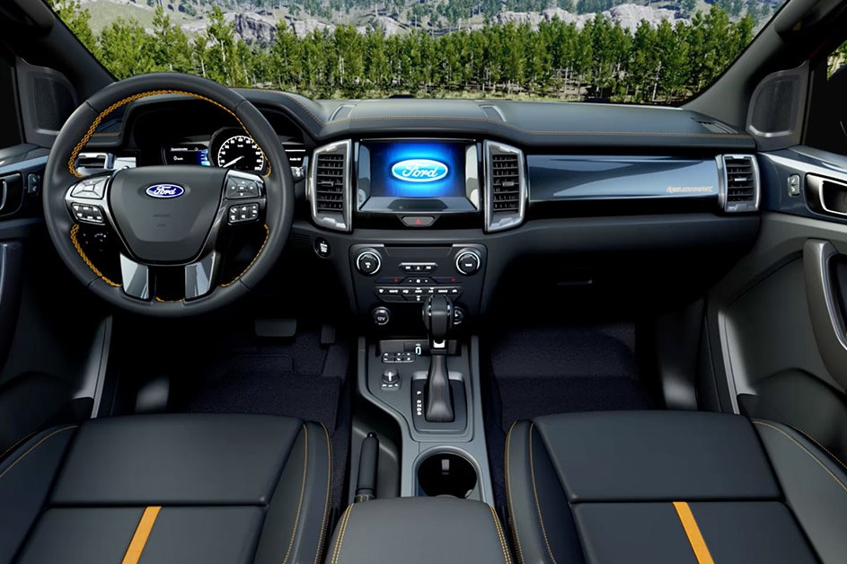 Ford Ranger sở hữu trần xe cao và khoảng để chân rộng rãi ở hàng ghế sau 1