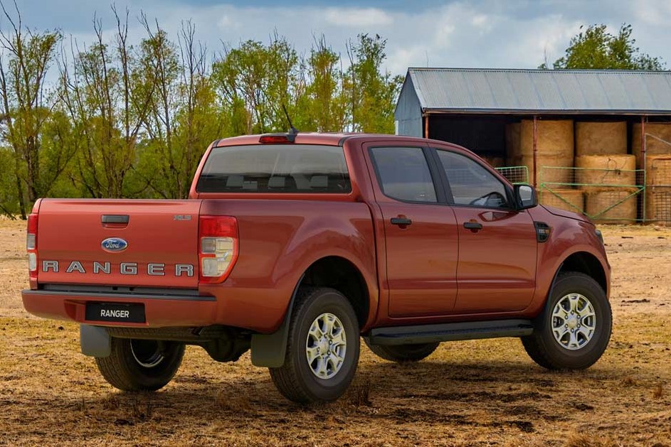 Ford Ranger sở hữu trần xe cao và khoảng để chân rộng rãi ở hàng ghế sau 1