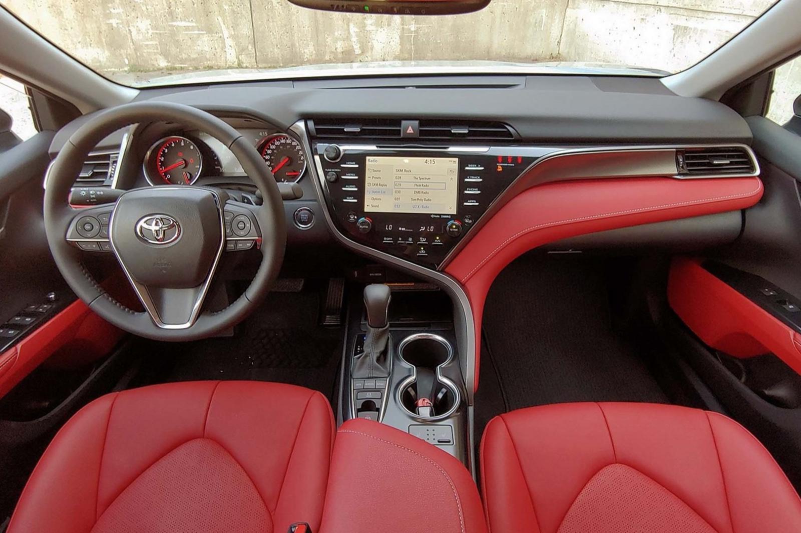 Toyota Camry SE tại Mỹ sử dụng động cơ 2.5L 4 xi-lanh, cho c&ocirc;ng su&acirc;́t t&ocirc;́i đa&nbsp;202 m&atilde; lực 1