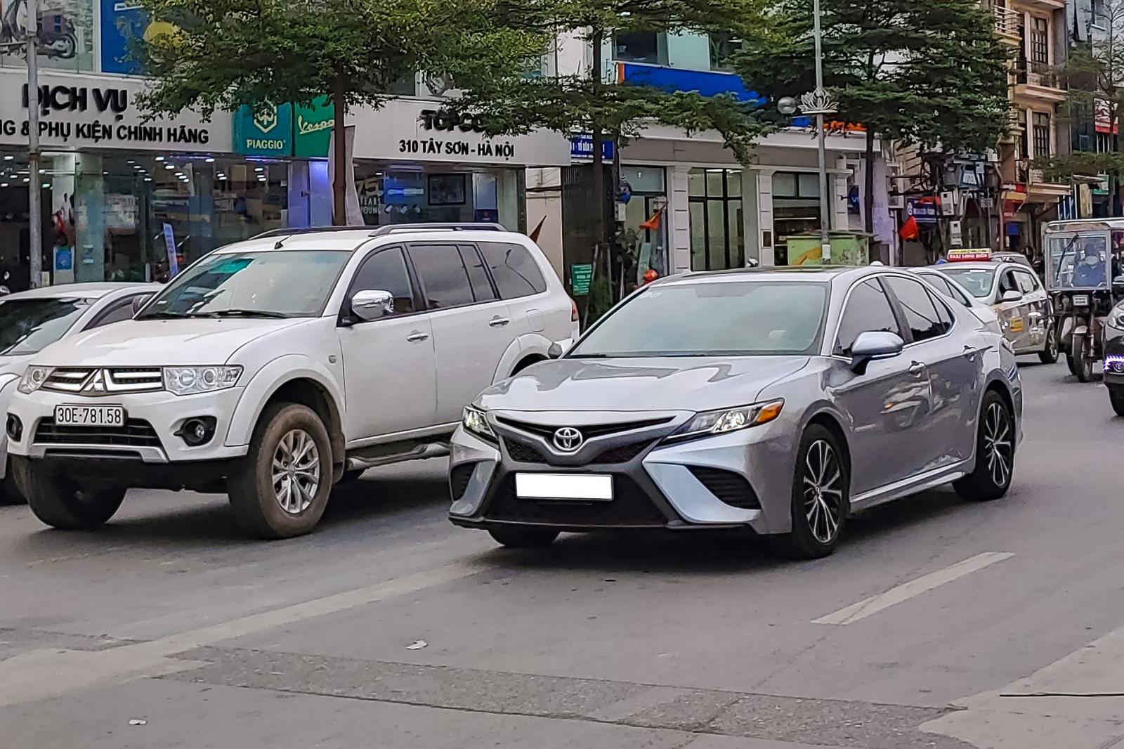 Bắt gặp chi&ecirc;́c Toyota Camry SE 2021 nh&acirc;̣p Mỹ đ&acirc;̀u ti&ecirc;n lăn bánh tr&ecirc;n ph&ocirc;́ Vi&ecirc;̣t 1