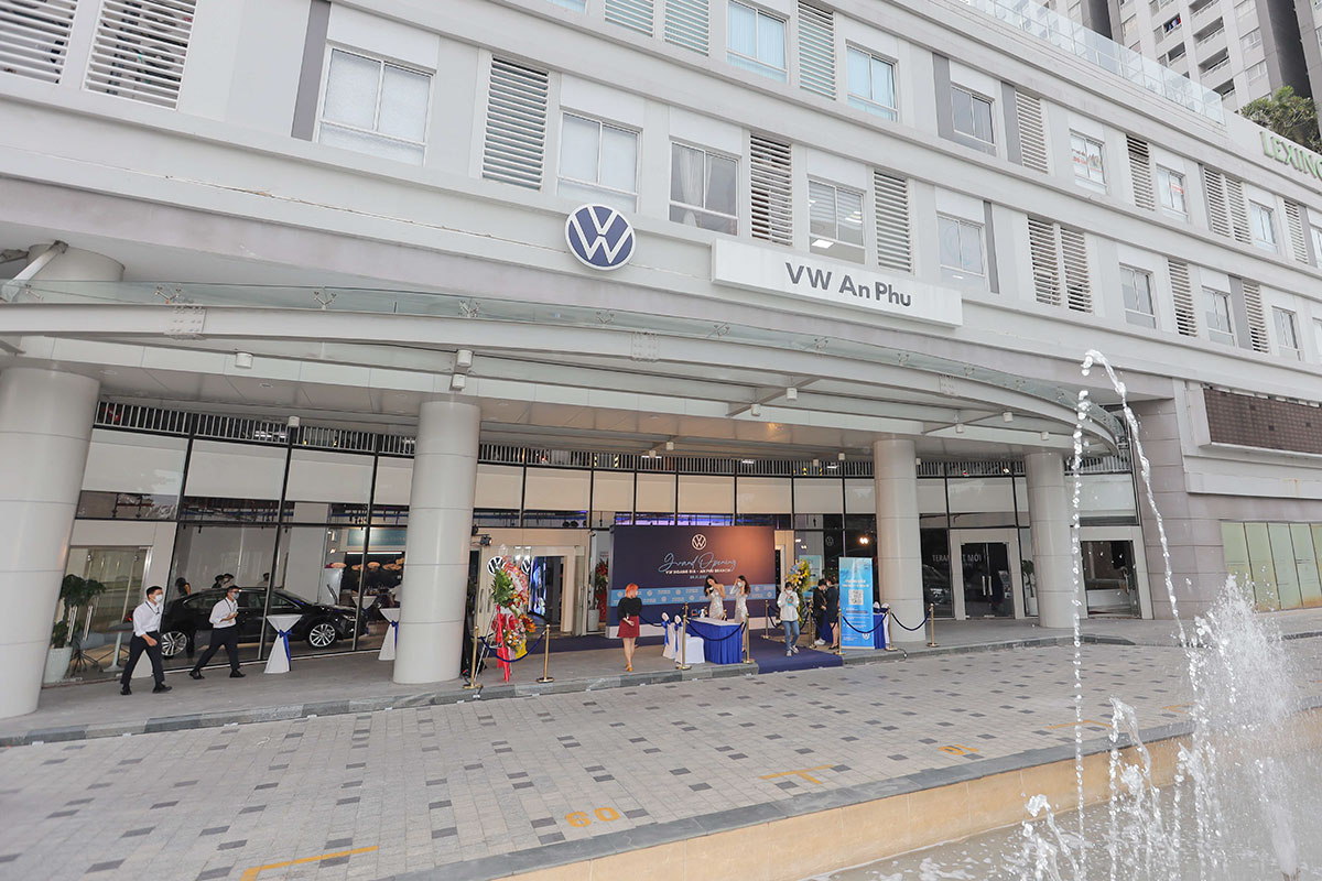 VW Hoàng Gia - CN An Phú, Showroom đầu tiên xây dựng theo tiêu chuẩn nhận diện thương hiệu toàn cầu mới của Tập đoàn Volkswagen.