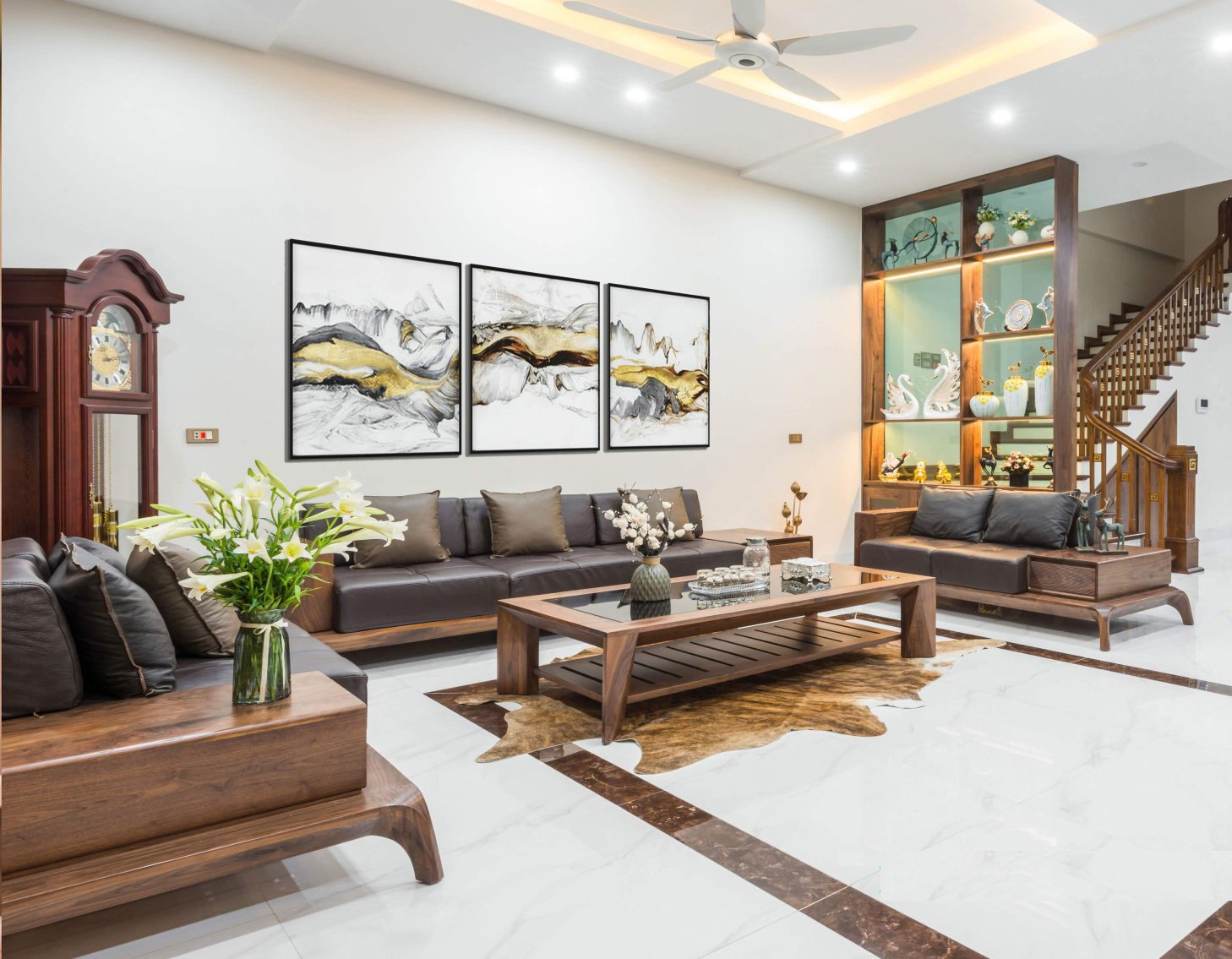 h&igrave;nh ảnh ph&ograve;ng kh&aacute;ch rộng r&atilde;i, sử dụng b&agrave;n ghế sofa gỗ, tranh treo tường