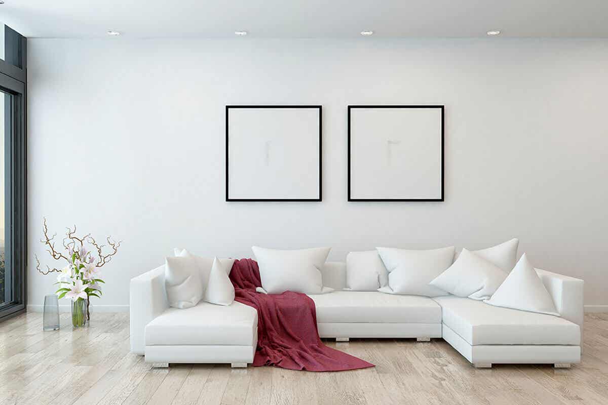 Sofa mô-đun màu trắng trong phòng khách