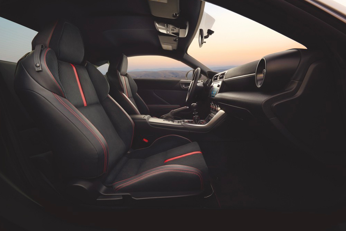 Nội thất của xe mới Subaru BRZ 2022.