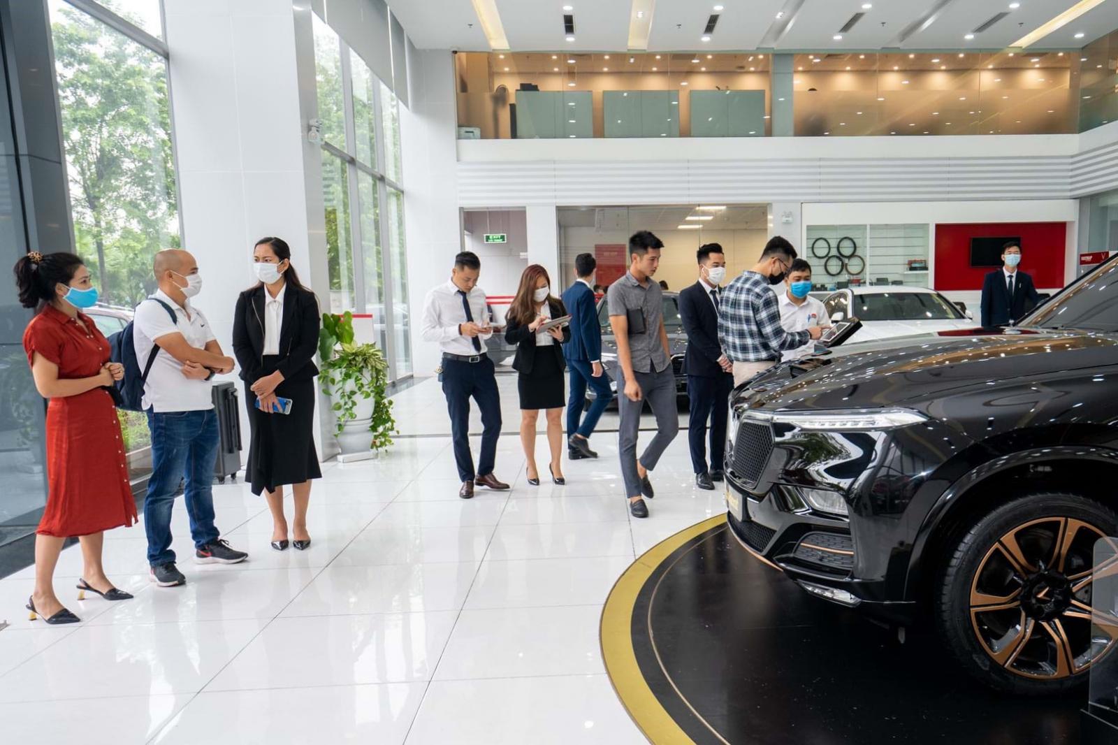 Người dân tấp nập mua xe, bấm biển: Thị trường ô tô đảo chiều, chuyển từ "lạnh" sang "nóng" 1