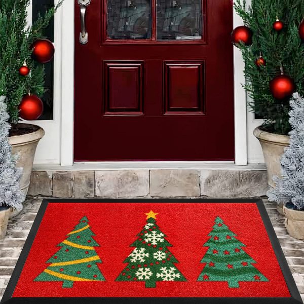 Thảm cửa ra v&agrave;o với họa tiết 3 c&acirc;y th&ocirc;ng Noel vui tươi nổi bật tr&ecirc;n nền m&agrave;u đỏ rực rỡ. Tấm thảm trở th&agrave;nh điểm nhấn cực h&uacute;t h&uacute;t.