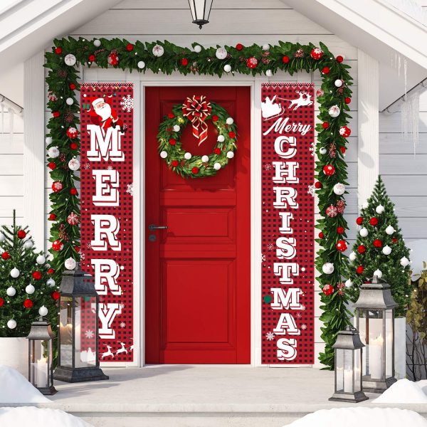 V&ograve;ng nguyệt quế Noel cực nổi bật tr&ecirc;n ph&ocirc;ng nền m&agrave;u đỏ chủ đạo của cửa trước v&agrave; biểu ngữ trang tr&iacute;. Kh&eacute;o l&eacute;o giữ g&igrave;n một ch&uacute;t, bạn c&oacute; thể sử dụng cho năm sau.