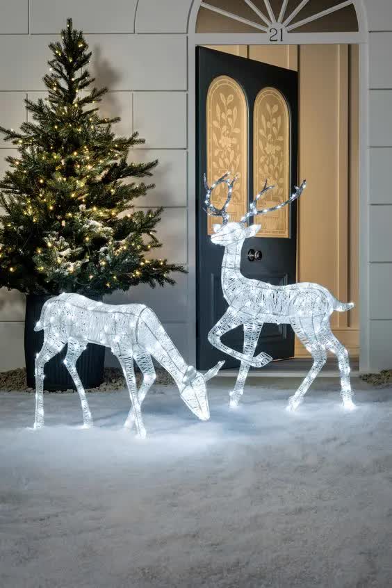 Trang tr&iacute; c&acirc;y th&ocirc;ng Noel v&agrave; những bức tượng nhỏ h&igrave;nh con nai thắp s&aacute;ng kh&ocirc;ng gian lối v&agrave;o, hi&ecirc;n nh&agrave; khiến n&oacute; trở n&ecirc;n sinh động hơn rất nhiều.