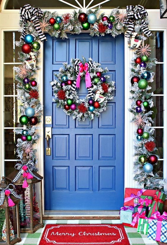 Trang tr&iacute; cửa trước ch&agrave;o đ&oacute;n Gi&aacute;ng sinh với một v&ograve;ng hoa bạc v&agrave; đồ trang tr&iacute; Noel đầy m&agrave;u sắc. &Yacute; tưởng n&agrave;y tuy kh&ocirc;ng mới nhưng vẫn lu&ocirc;n hiệu quả.