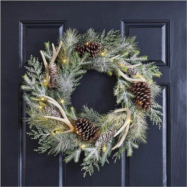 Một trong những mẫu v&ograve;ng hoa trang tr&iacute; Noel đơn giản m&agrave; sang trọng. Bạn c&oacute; thể sử dụng n&oacute; để trang tr&iacute; cửa trước suốt m&ugrave;a đ&ocirc;ng, khi lễ hội kết th&uacute;c.