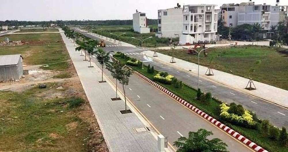 hình ảnh khu đất tái định cư với các nền đất trống, lác đác vài ngôi nhà đã được xây dựng