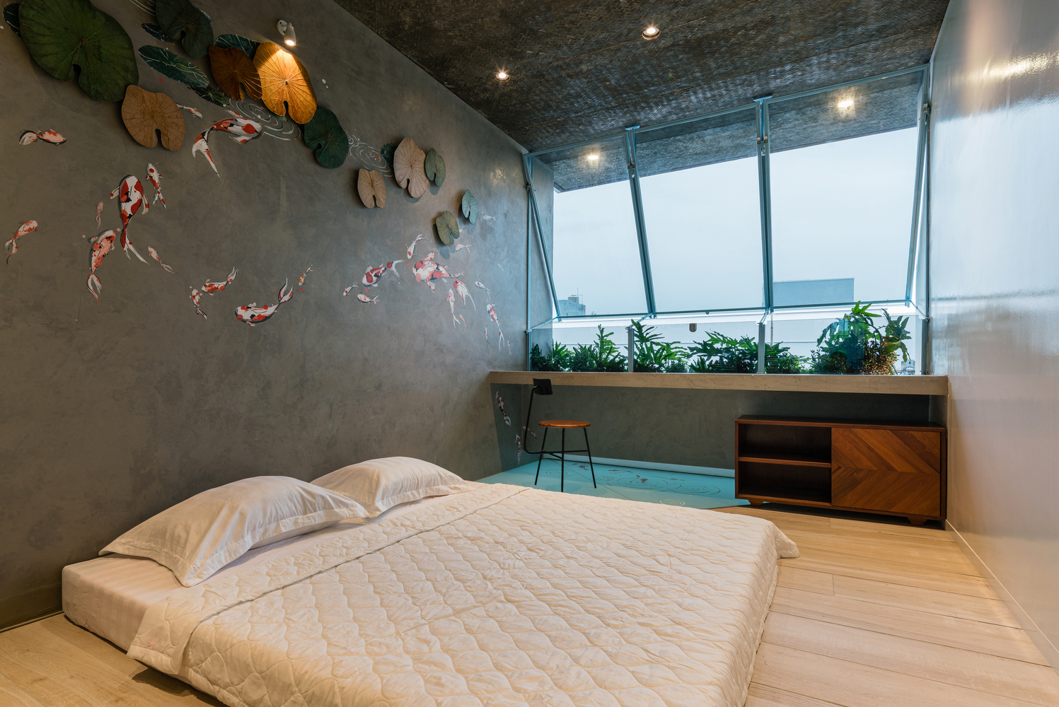 Thiết kế ph&ograve;ng ngủ theo phong c&aacute;ch tối giản với tầm nh&igrave;n rộng mở, đ&oacute;n được nhiều &aacute;nh s&aacute;ng tự nhi&ecirc;n v&agrave;o ban ng&agrave;y.