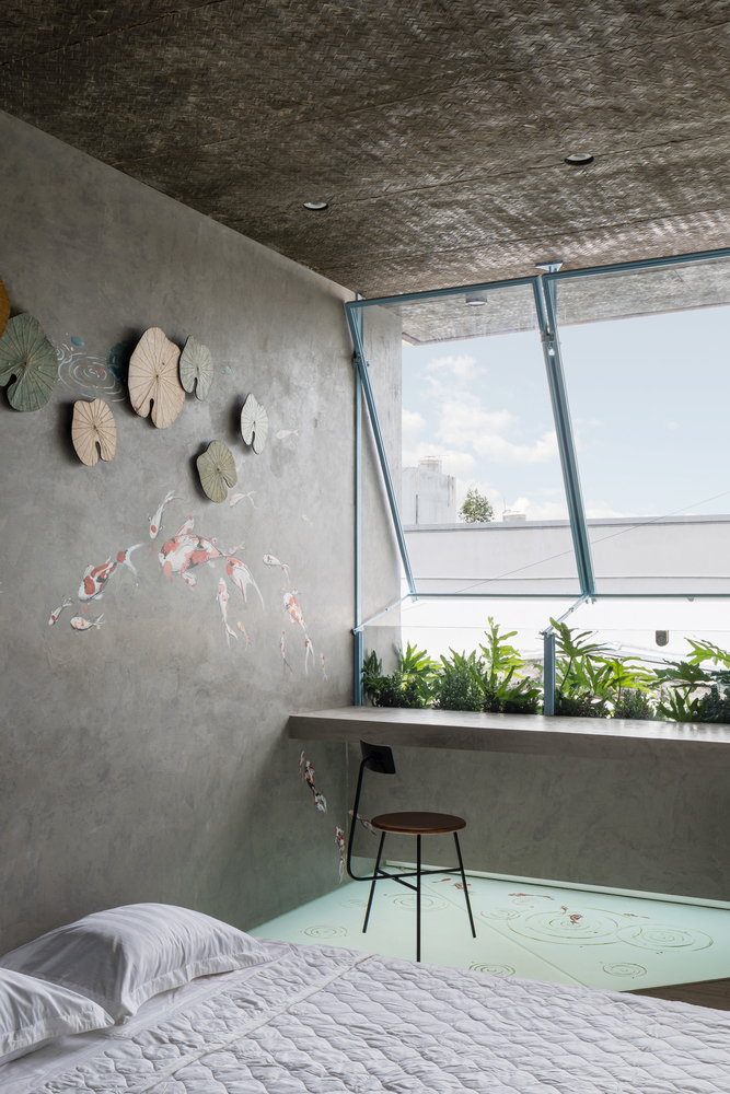 Tường ph&ograve;ng ngủ được decor m&ocirc; phỏng h&igrave;nh ảnh hồ c&aacute; Koi sinh động, m&aacute;t mắt.