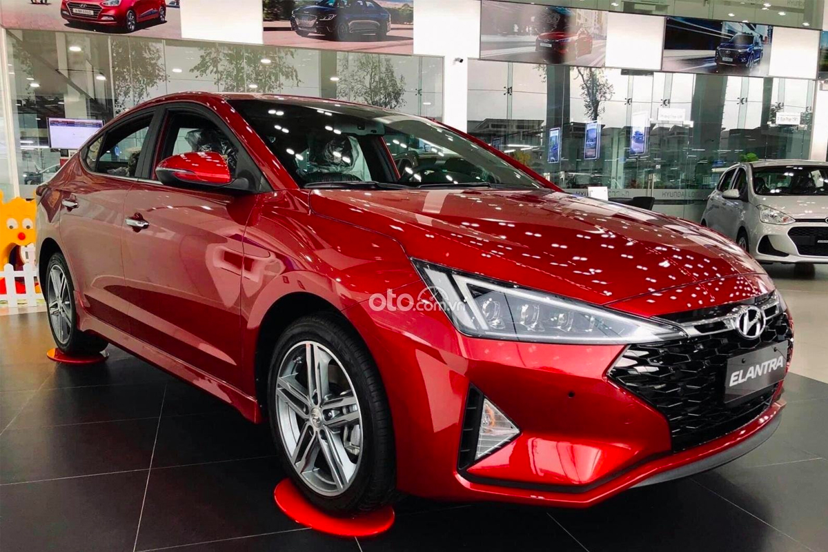 Hyundai Elantra vẫn đang ưu đãi sâu tại đại lý, gây áp lực cho KIA K3.