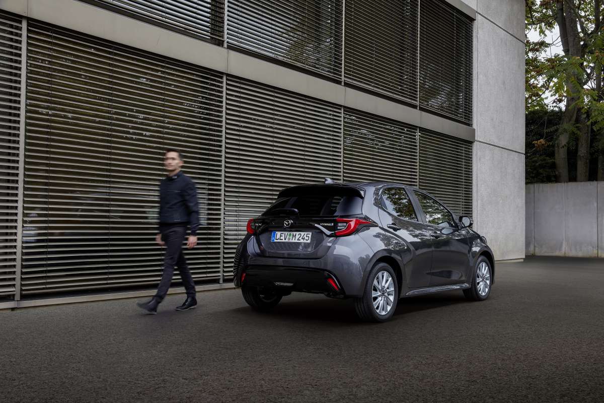 Mazda 2 tại châu Âu là Toyota Yaris thay logo 1.