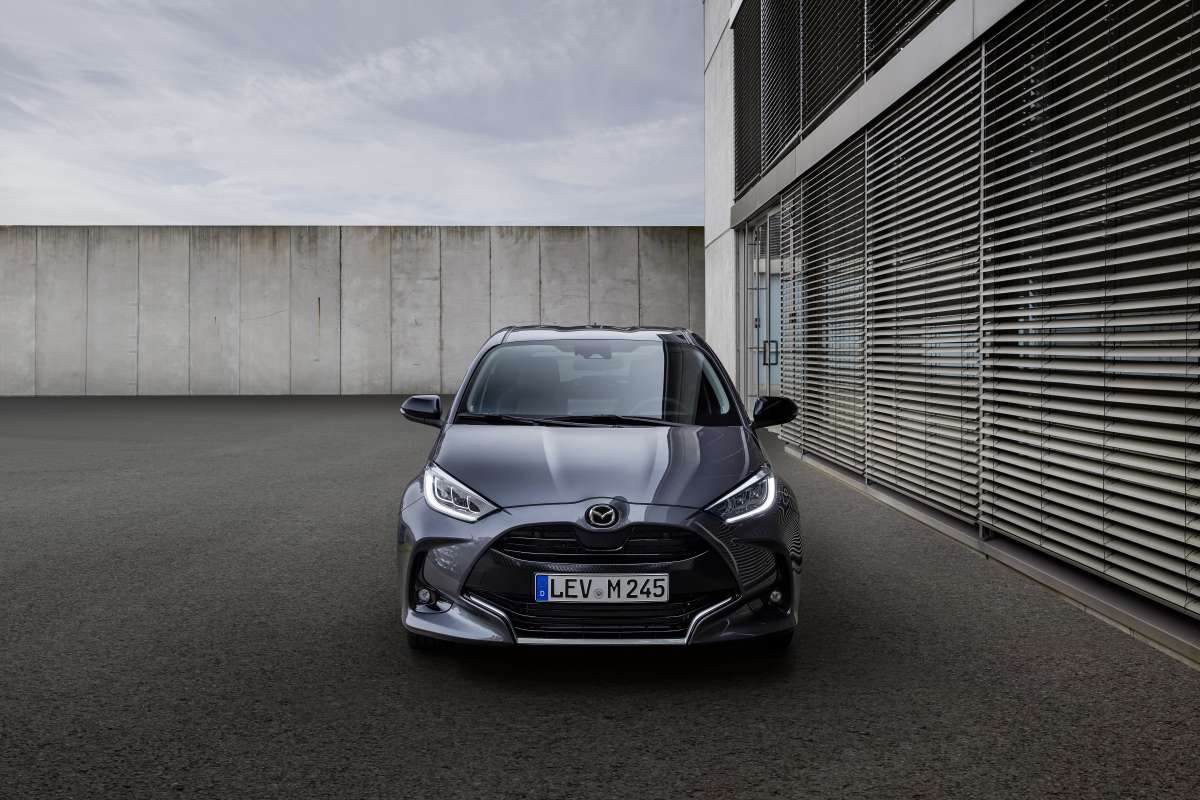 Mazda 2 tại châu Âu là Toyota Yaris thay logo.