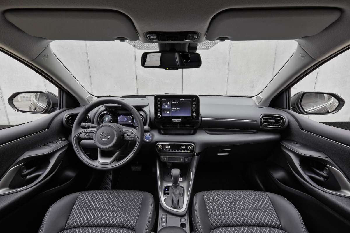 Mazda 2 tại châu Âu là Toyota Yaris thay logo 3.