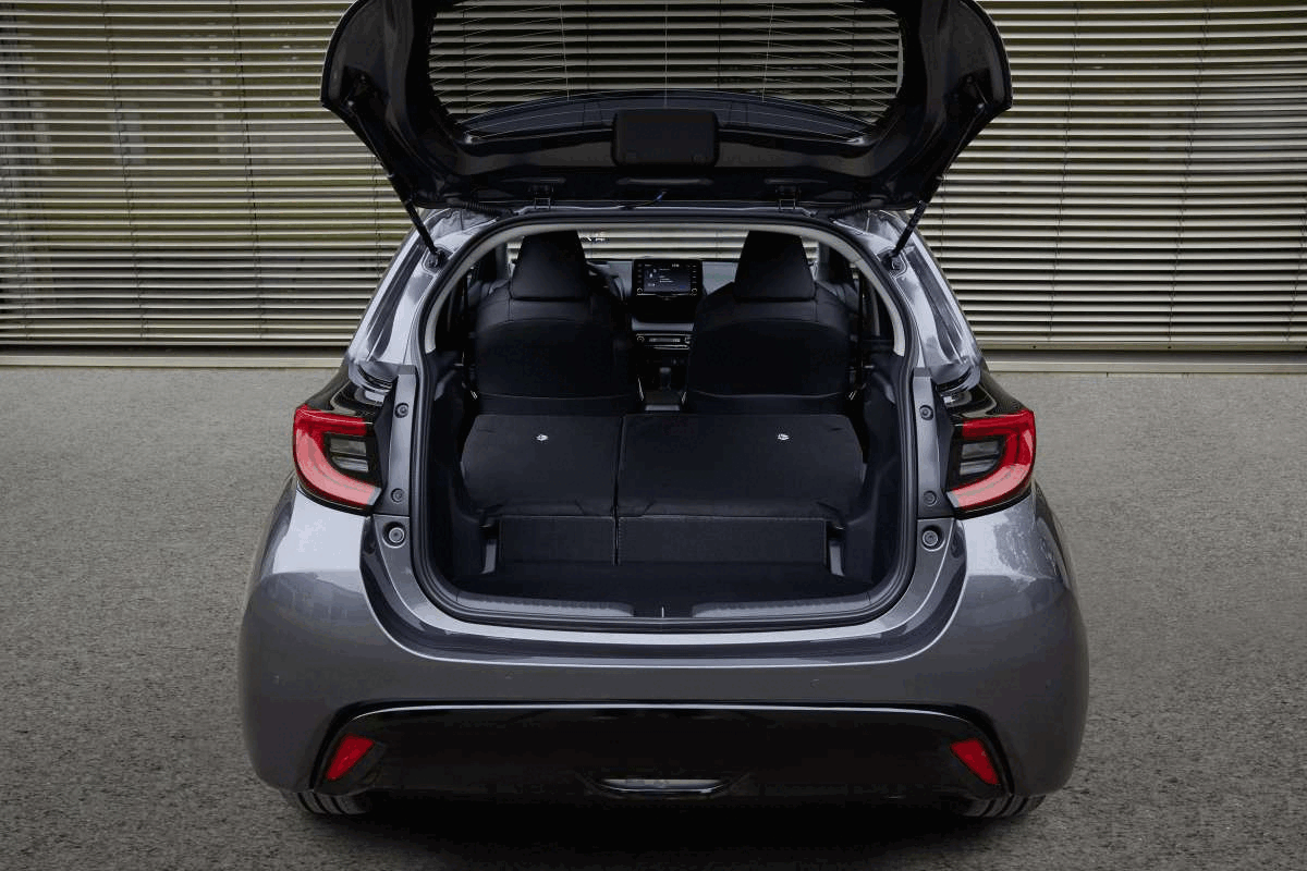 Mazda 2 tại châu Âu là Toyota Yaris thay logo 2.