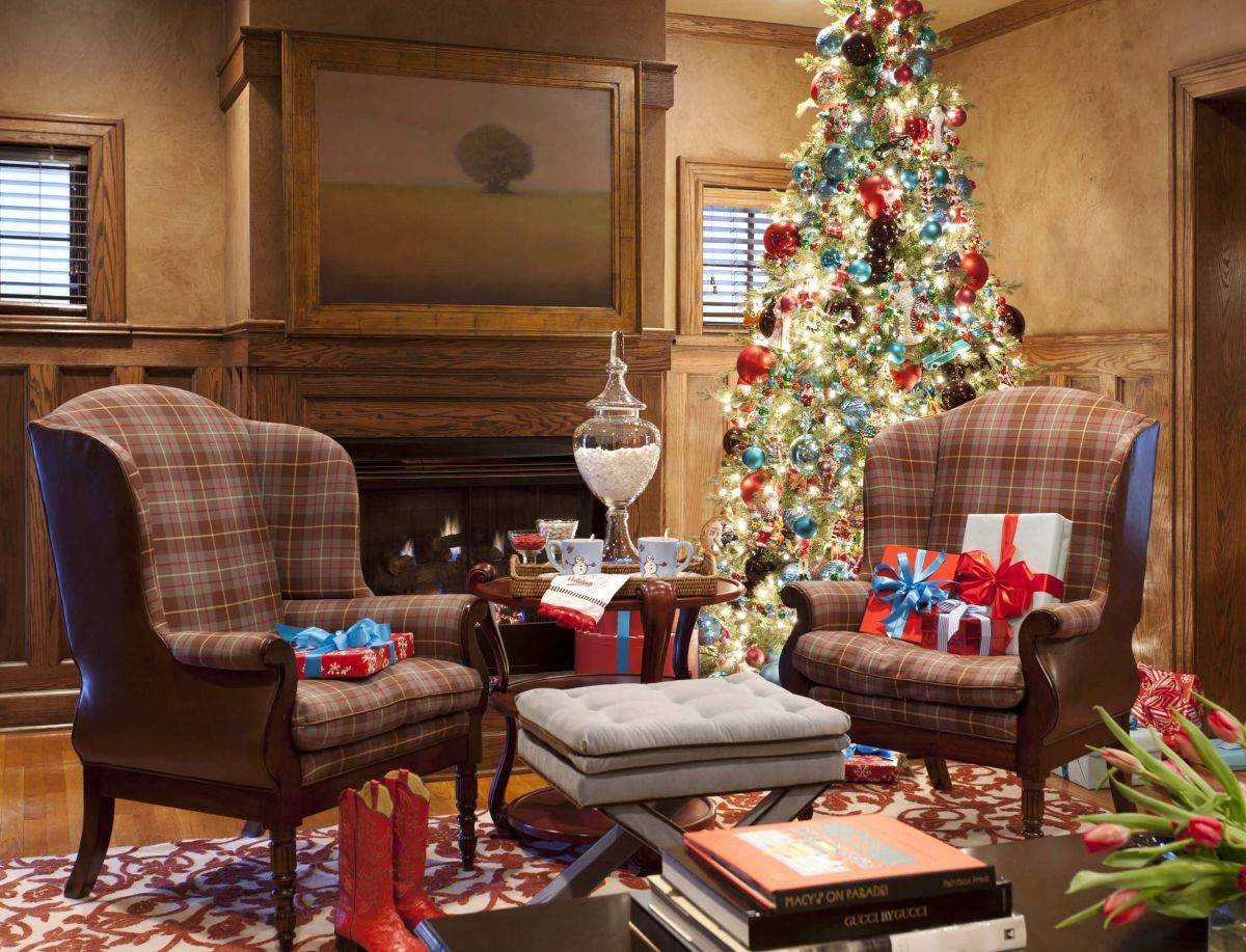 Cây thông Noel lấp lánh trong góc được trang trí hoàn hảo cho ngày lễ